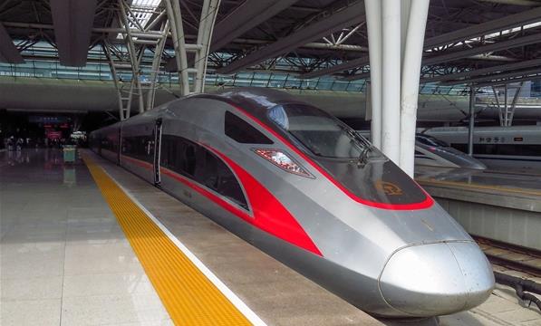 到2018年底，中国高铁营业里程达到2.9万公里，累计运输旅客突破90亿人次