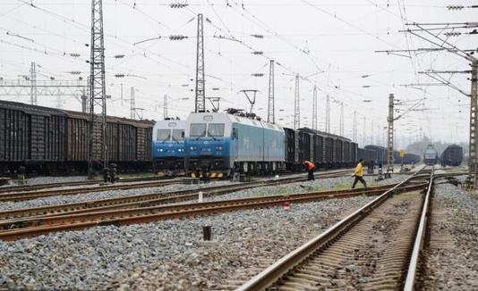 中国铁路总公司：自4月1日起，铁路部门将下浮铁路货物运价，取消和降低部分货运收费
